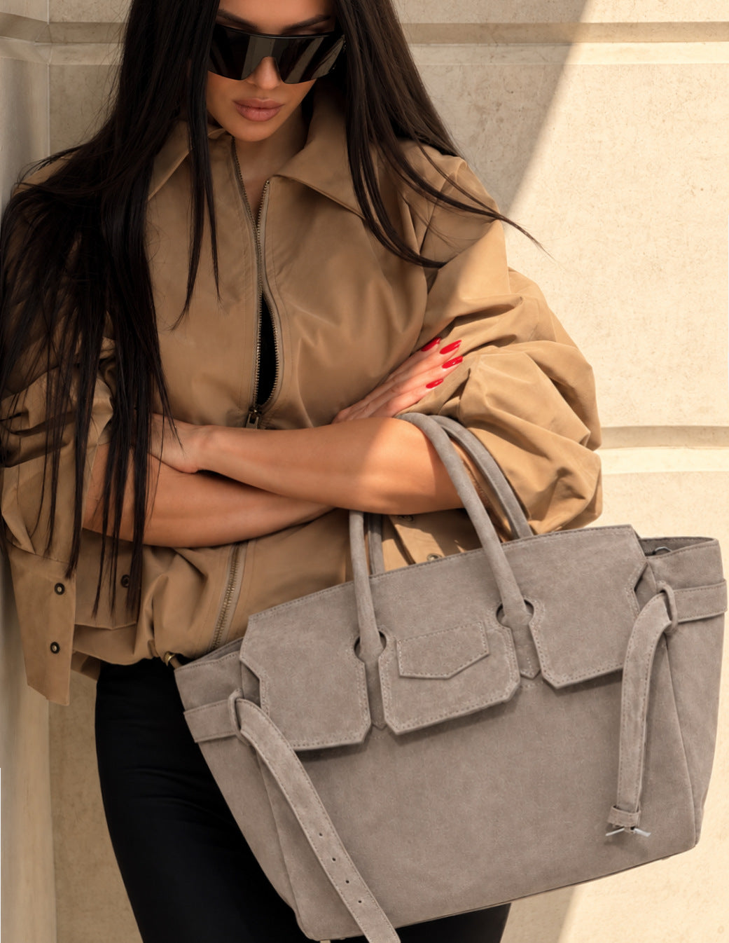 Große formstabile trapezförmige Tote-Bag mit matter, velourslederähnlicher Oberfläche, zwei Henkeln und Gürtelschnallen-Detail am Riemen, Detail