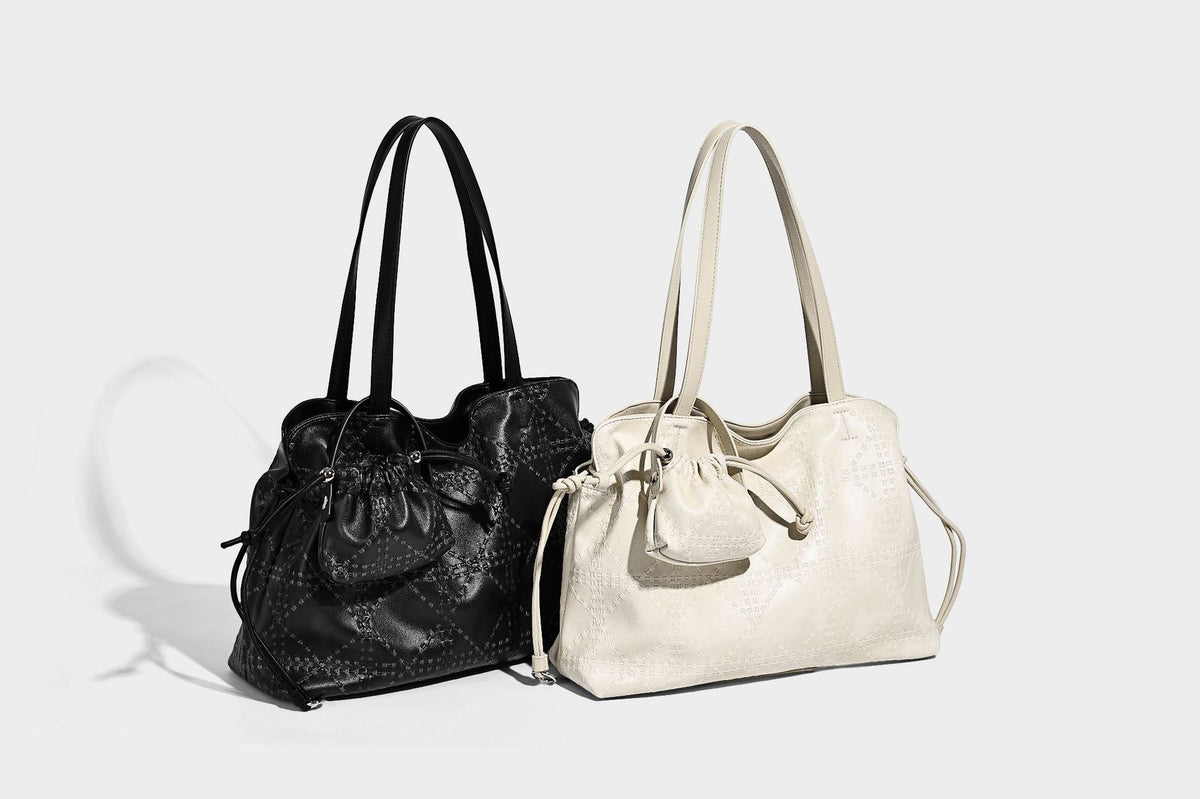 Große Tote-Schultertasche aus geprägtem Lederimitat in Elfenbein-Creme mit zwei langen Riemen, seitlicher Kordelraffung und abnehmbarem