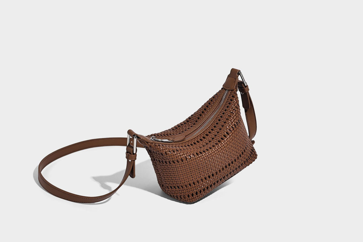 Kleine gewebte Hobo-Schultertasche mit sichelförmiger Silhouette, Reißverschluss oben, silberfarbenen Metallelementen und verstellbarem, Detail