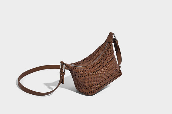 Kleine gewebte Hobo-Schultertasche mit sichelförmiger Silhouette, Reißverschluss oben, silberfarbenen Metallelementen und verstellbarem, Detail