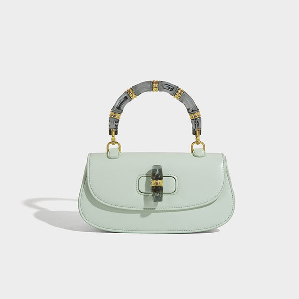Kleine strukturierte Satteltasche mit durchscheinendem rosafarbenem Henkel aus Kunstharz im Bambus-Stil, passendem vorderem Drehverschluss, goldfarben