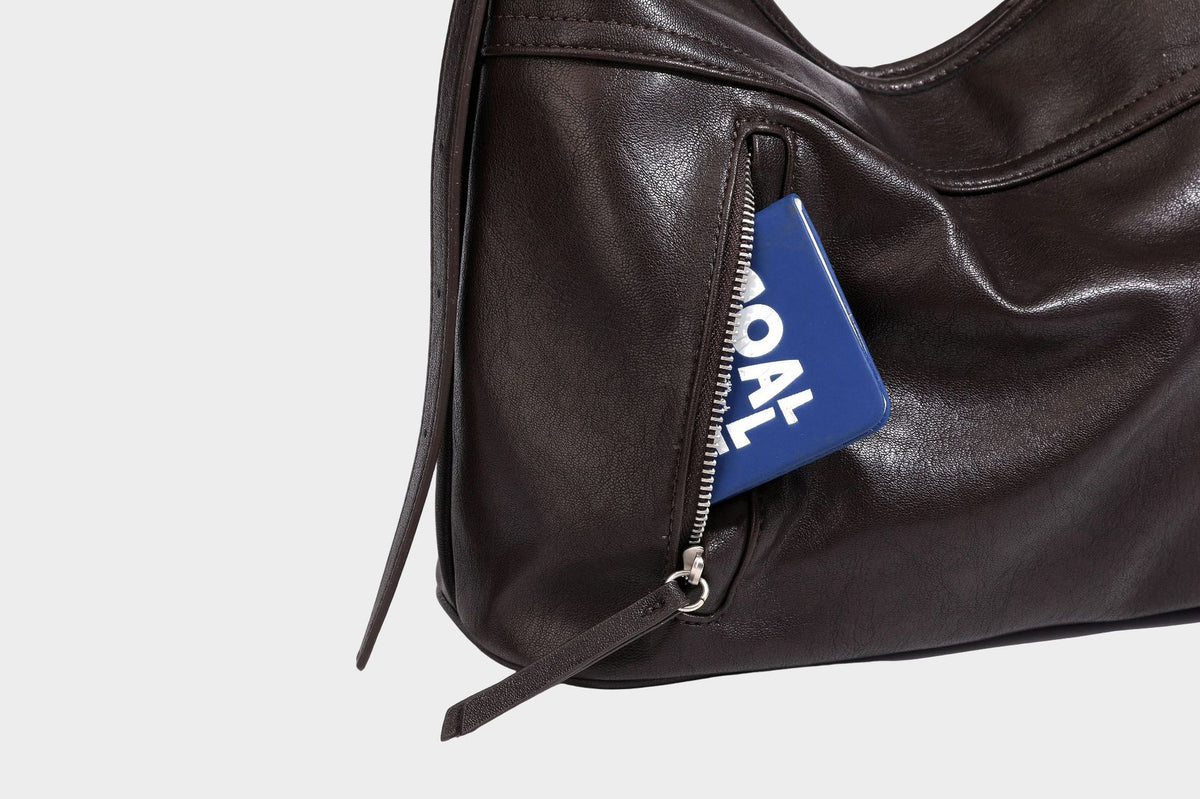 Weich fallende, geräumige Schulter- und Crossbody-Tasche in Lederoptik mit vorderer Klappentasche, Reißverschluss oben und langem verstellbarem Riemen