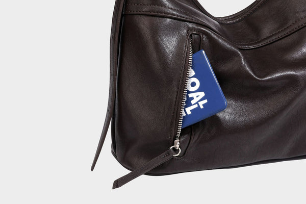 Weich fallende, geräumige Schulter- und Crossbody-Tasche in Lederoptik mit vorderer Klappentasche, Reißverschluss oben und langem verstellbarem Riemen