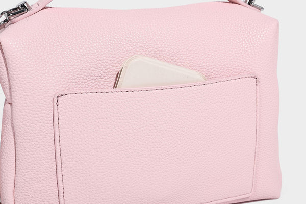Kleine strukturierte Crossbody-Tasche mit Tragegriff aus genarbtem Material, Reißverschluss, silberfarbenen Beschlägen und optionalem Quastenanhänger