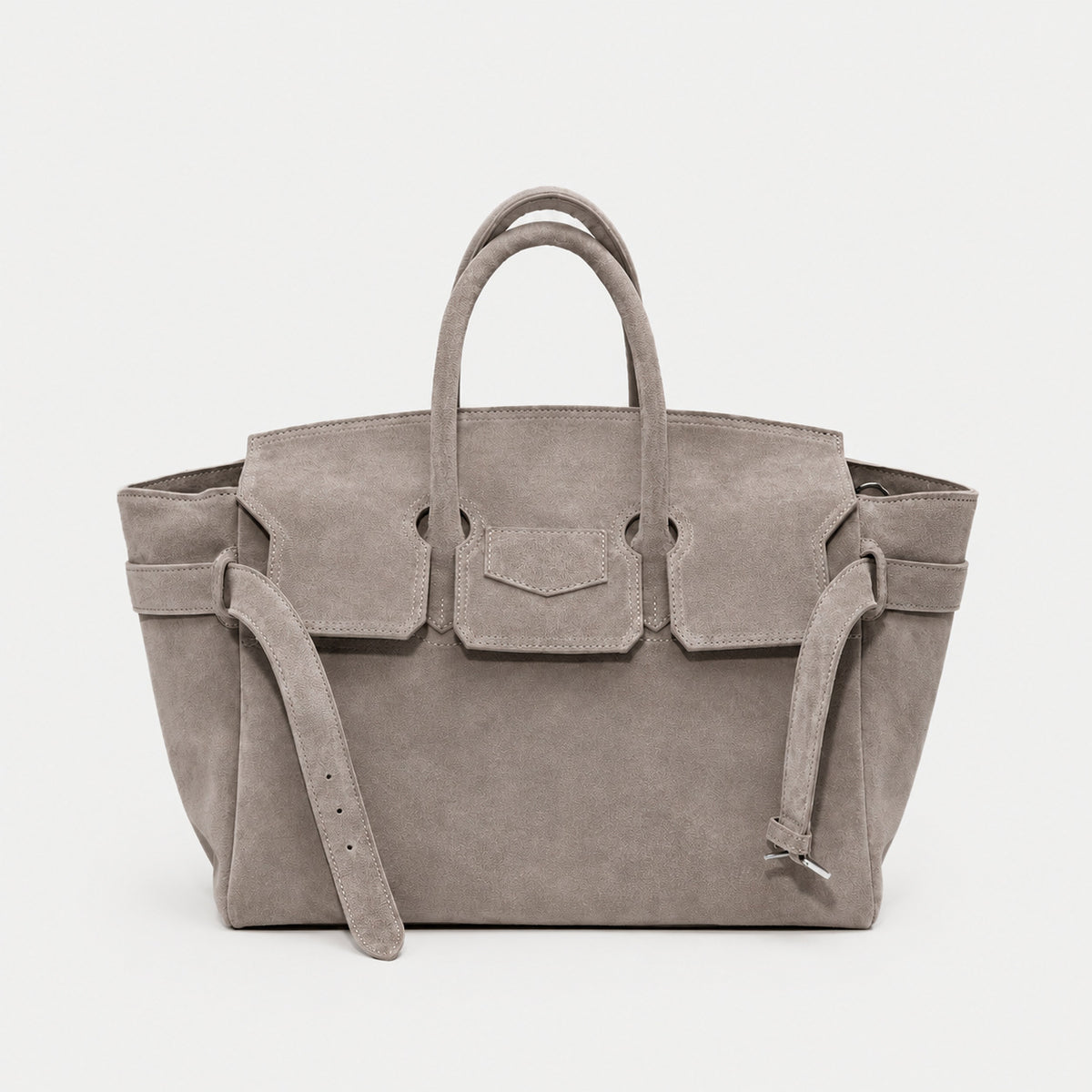 Große strukturierte Trapez-Tote aus mattem, veloursähnlichem Material mit zwei Tragegriffen und Gurt mit Schnallendetail, Detailansicht
