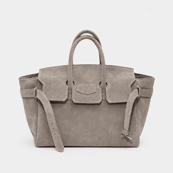 Große strukturierte Trapez-Tote aus mattem, veloursähnlichem Material mit zwei Tragegriffen und Gurt mit Schnallendetail, Detailansicht