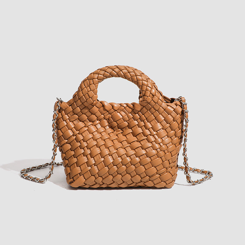 Mini-Tasche aus gewebtem Korbgeflecht mit abgerundeten Tragegriffen und abnehmbarem silberfarbenem Kettenriemen, Detailansicht 10