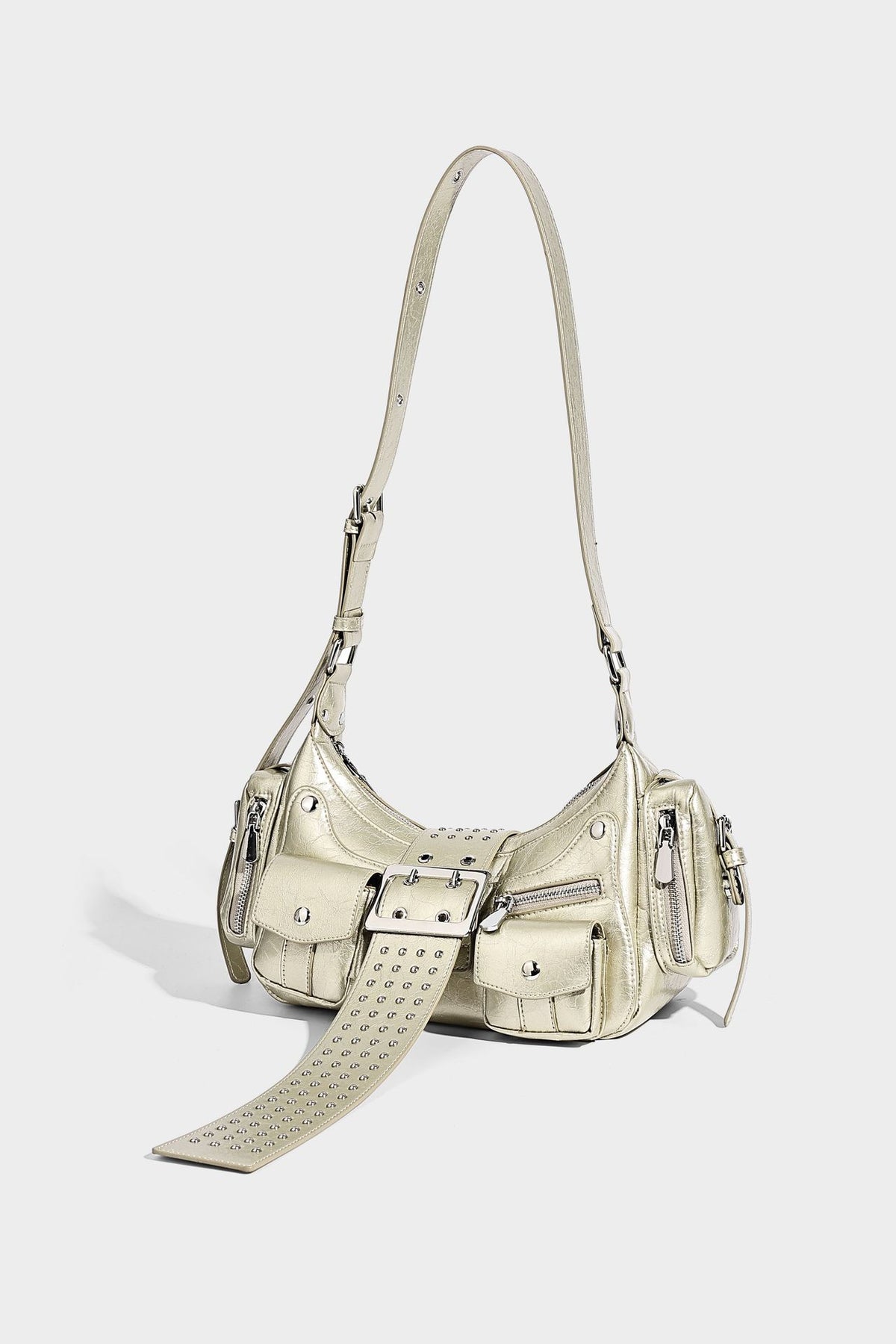 Halbmond-Schultertasche mit Nieten und Gürtelschnallen-Lasche, mehreren Vordertaschen und silberfarbenen Beschlägen, Detailansicht 22