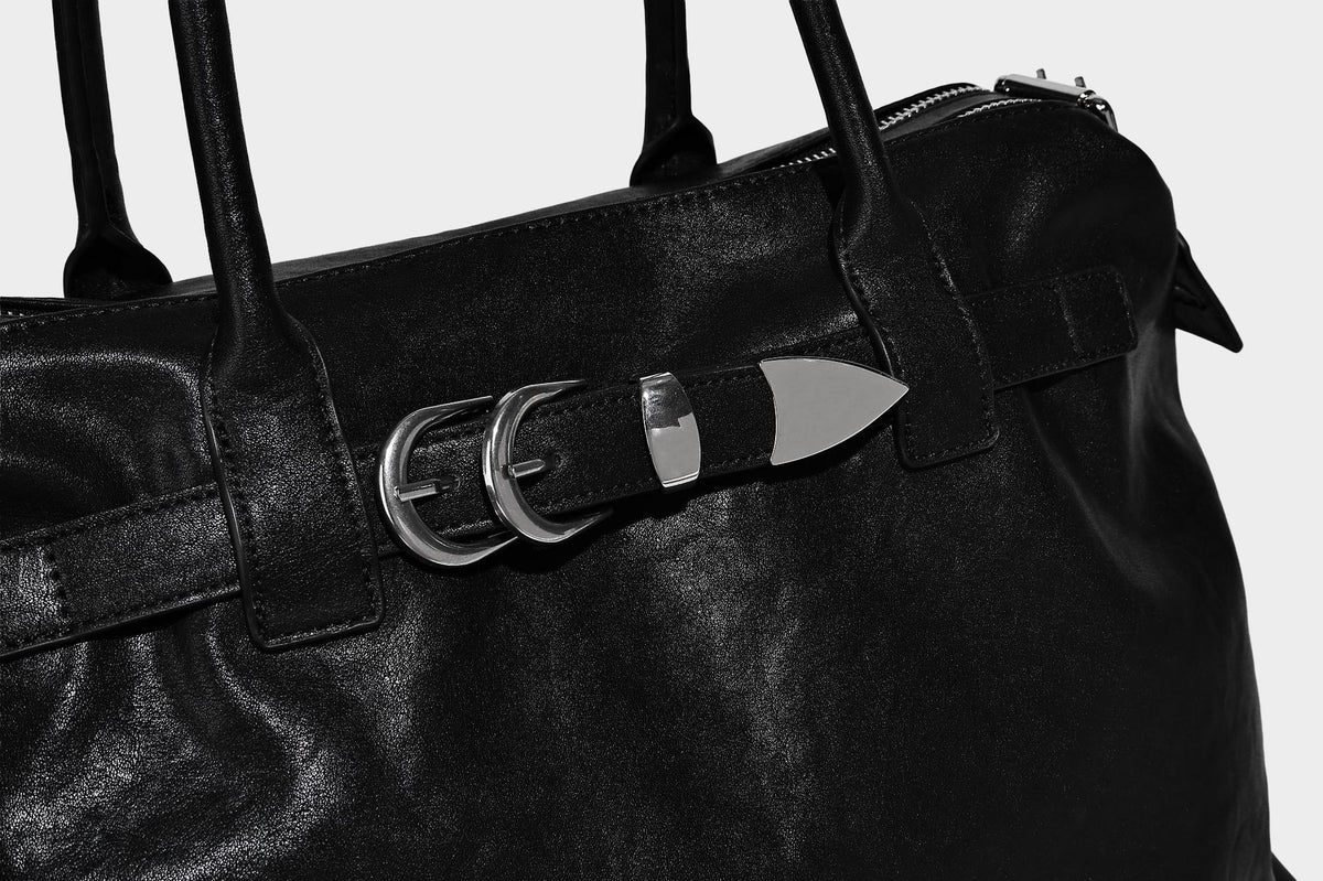 Glänzende, strukturierte schwarze Tote-Bag mit silberfarbenem Schnallenriemen, zwei Henkeln und abnehmbarem Schulterriemen, Detailansicht 24