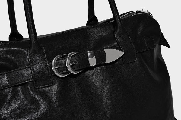 Glänzende, strukturierte schwarze Tote-Bag mit silberfarbenem Schnallenriemen, zwei Henkeln und abnehmbarem Schulterriemen, Detailansicht 24