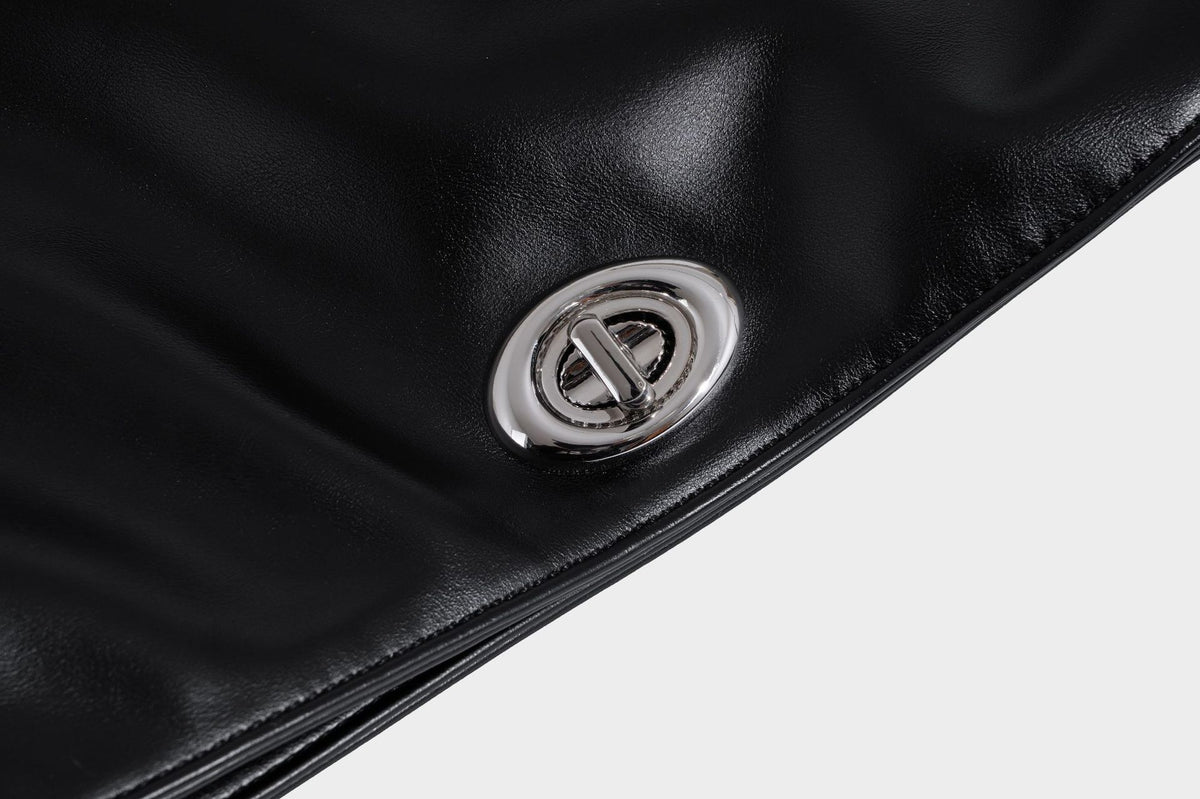 Große schwarze, glänzende Hobo-Schultertasche in Lederoptik mit mit Ösen besetztem Riemen, silberfarbenen Beschlägen und abnehmbarem