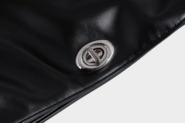 Große schwarze, glänzende Hobo-Schultertasche in Lederoptik mit mit Ösen besetztem Riemen, silberfarbenen Beschlägen und abnehmbarem