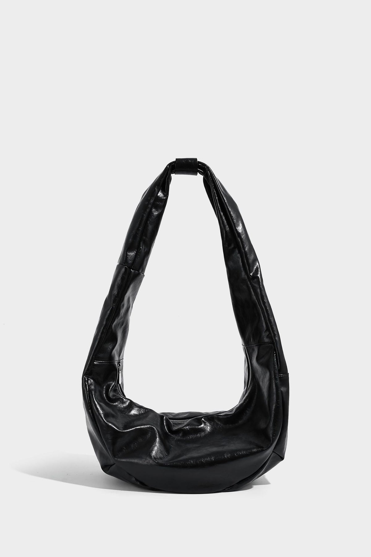 Schwarze glänzende, lässig fallende Hobo-Tasche in Halbmondform mit breitem integriertem Schulterriemen und silberfarbenem Reißverschluss, Detailansicht 13