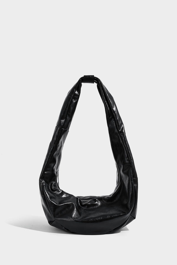 Schwarze glänzende, lässig fallende Hobo-Tasche in Halbmondform mit breitem integriertem Schulterriemen und silberfarbenem Reißverschluss, Detailansicht 13