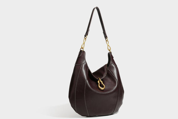 Lässige halbmondförmige Hobo-Schultertasche in Dunkelbraun mit goldfarbenem Ring und Kettenglied-Beschlägen sowie Reißverschluss oben, Detailansicht