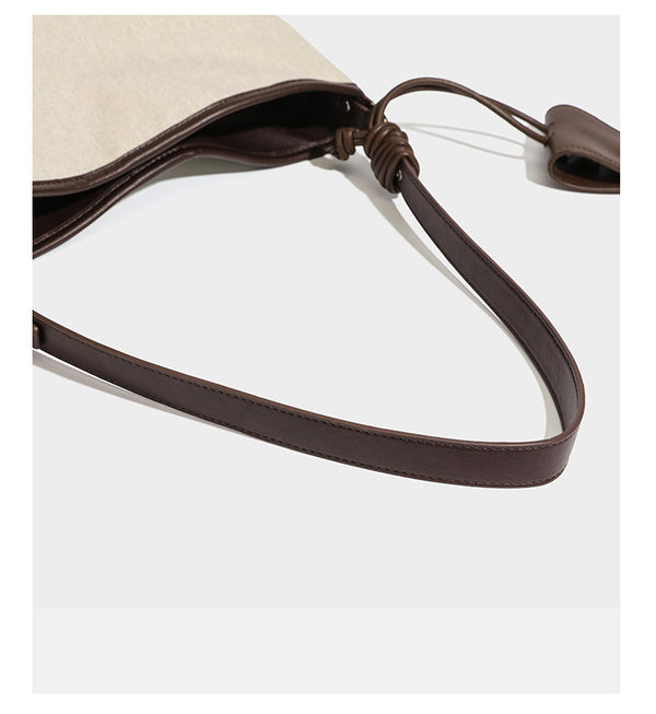 Cremefarbene Canvas-Schultertasche im Beuteltaschen-Stil mit dunkelbraunen Details in Lederoptik, geknotetem Riemen und befestigtem Mini-Etui, Detailansicht 19
