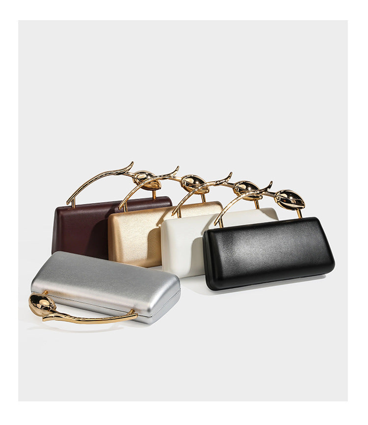 Formstabile, rechteckige Clutch mit Henkel in Rosenknospenform in Goldoptik und abnehmbarem Kettenriemen in Metallic-Optik, Detail