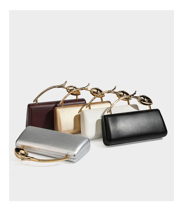 Formstabile, rechteckige Clutch mit Henkel in Rosenknospenform in Goldoptik und abnehmbarem Kettenriemen in Metallic-Optik, Detail