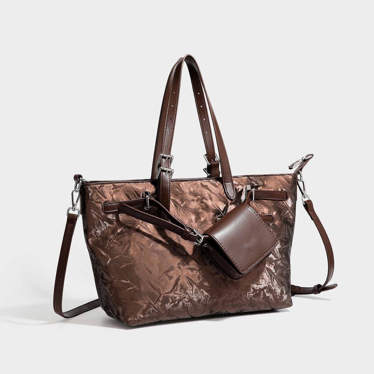 Glänzende, geknautschte Tote-Bag im Metallic-Look mit zwei Tragegriffen, abnehmbarem Schulterriemen und abnehmbarer kleiner brauner Reißverschlusstasche