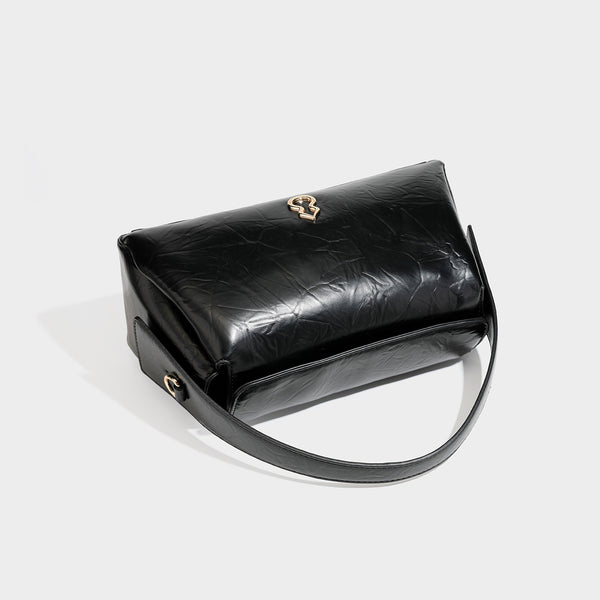 Glänzende, geknautschte Trapez-Schultertasche mit Überschlagverschluss, goldfarbenen Logo-Beschlägen, Tragegriff und abnehmbarem, verstellbarem Schulterriemen