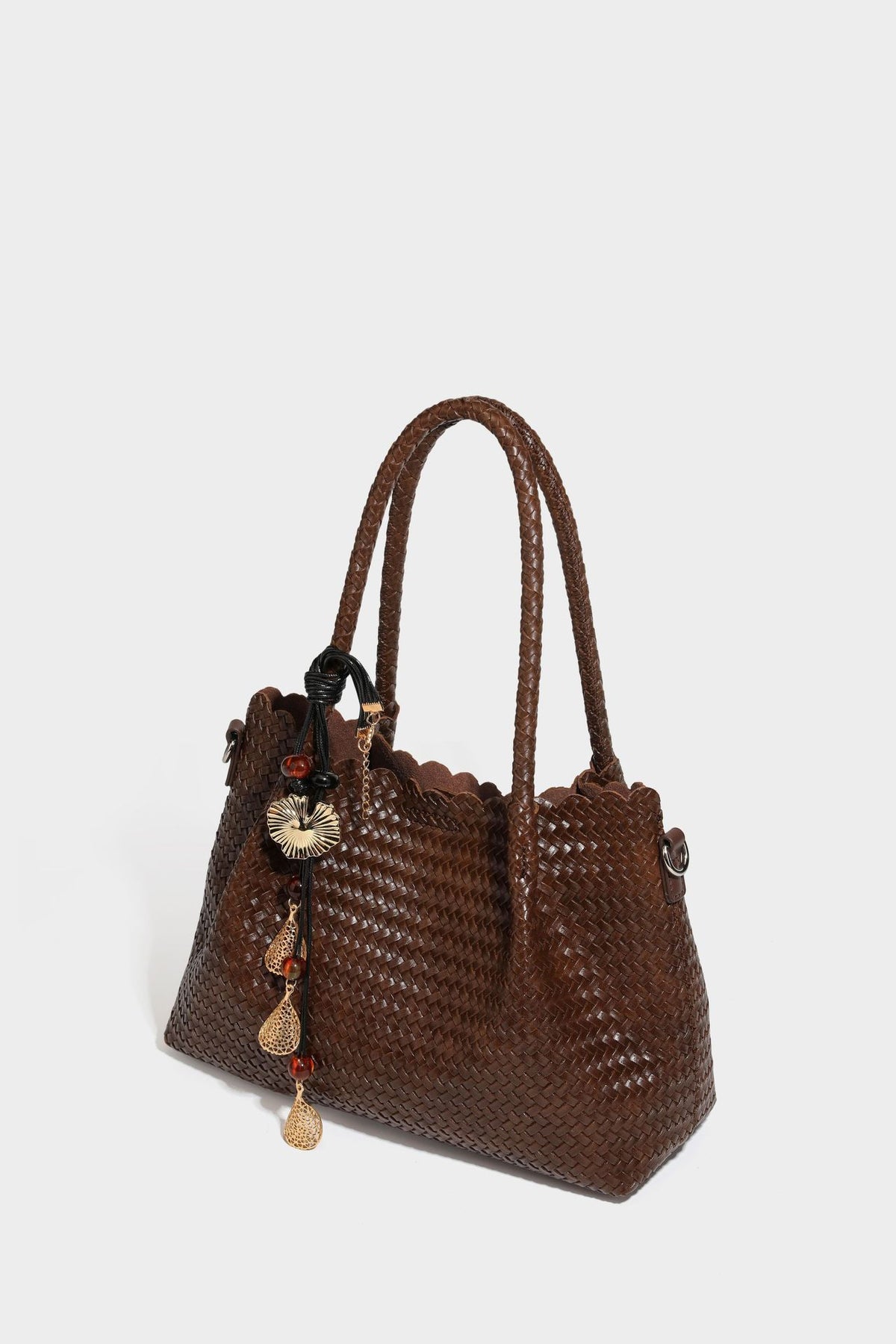 Strukturierte, glänzend gewebte Tote-Bag mit geschwungenem oberen Rand, geflochtenen Henkeln, abnehmbarem Crossbody-Riemen und Perlenquaste