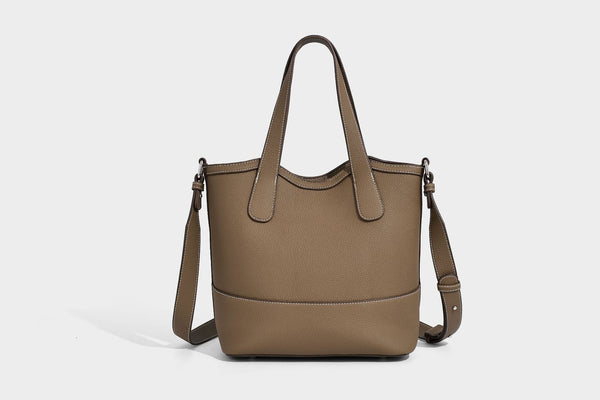 Formstabiler Shopper mit genarbter Oberfläche in Karamellbraun, zwei Henkeln, abnehmbarem Crossbody-Riemen und abnehmbarem Reißverschluss