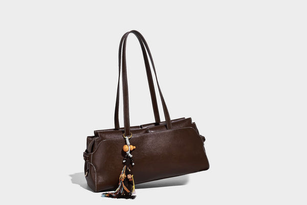 Strukturierte rechteckige Baguette-Schultertasche aus dunkelbraunem Material in glatter Lederoptik mit zwei Riemen und Reißverschluss oben