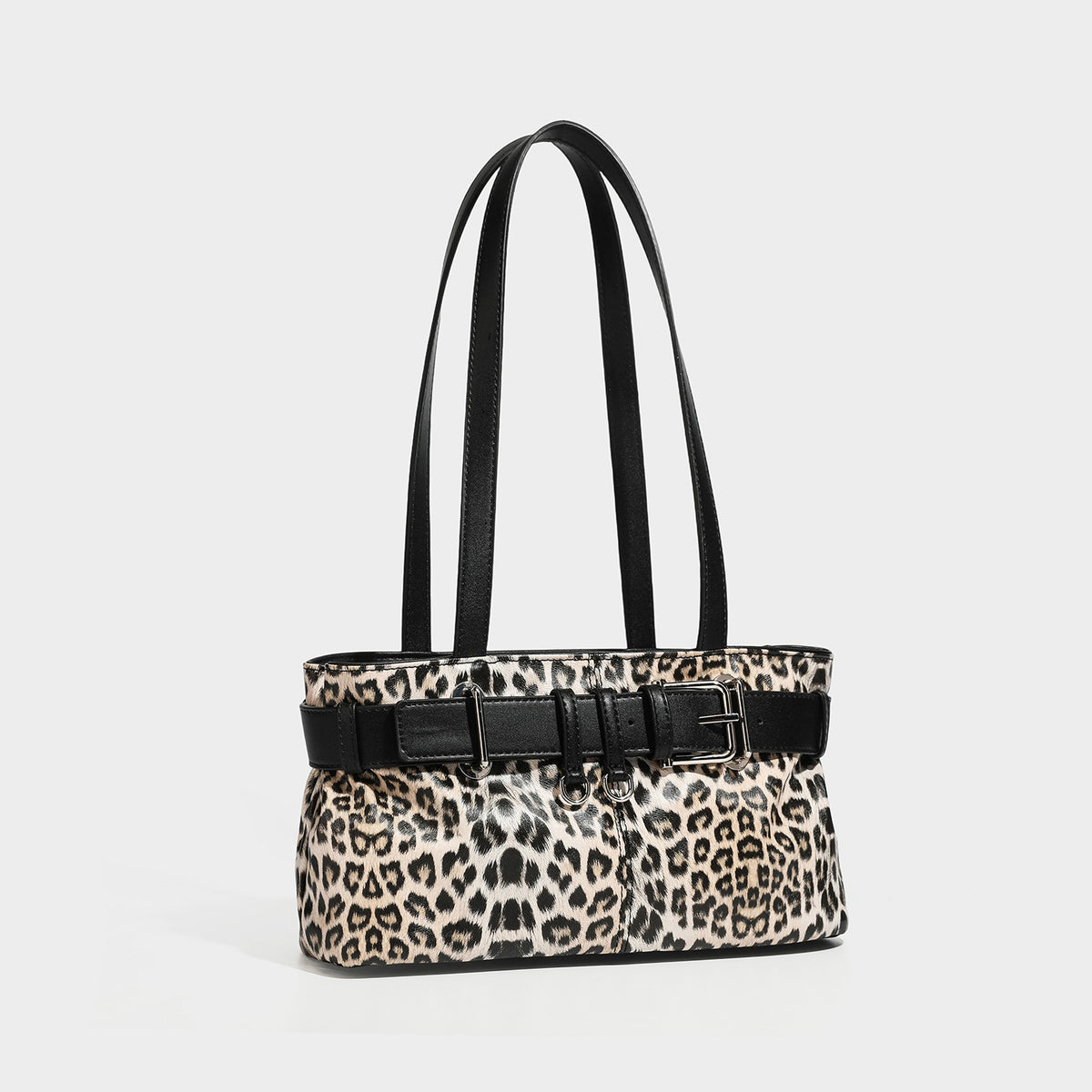 Strukturierte Schultertasche mit Leopardenmuster, Umschlagdetail mit Gürtelschnalle, langen Doppelriemen und silberfarbenen Beschlägen, Detailansicht