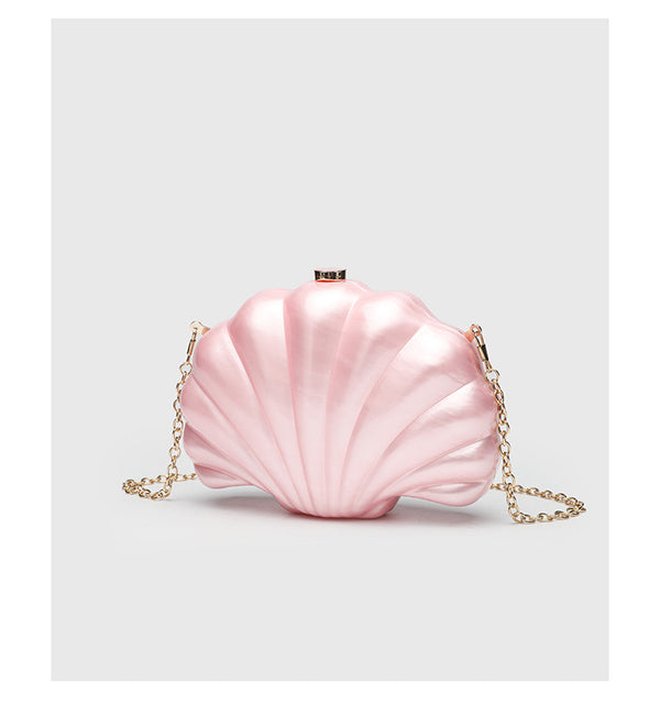 Strukturierte Clutch in Muschelform mit Perlmutt-Finish und goldfarbenem Kettenriemen, Detailansicht 14