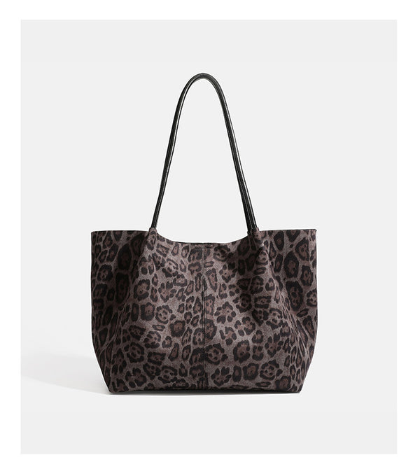 Große braune Tote-Bag mit Leopardenmuster und offenem Hauptfach, langen Schulterriemen und passender dunkelbrauner Reißverschlusstasche, Detailansicht 16