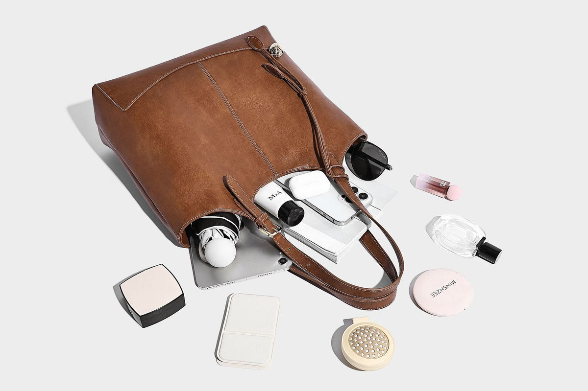 Große strukturierte Schultertasche im Tote-Stil in Lederoptik in Braun mit langen Doppelriemen, Schnallendetails, Quastenanhänger und geschwungenem