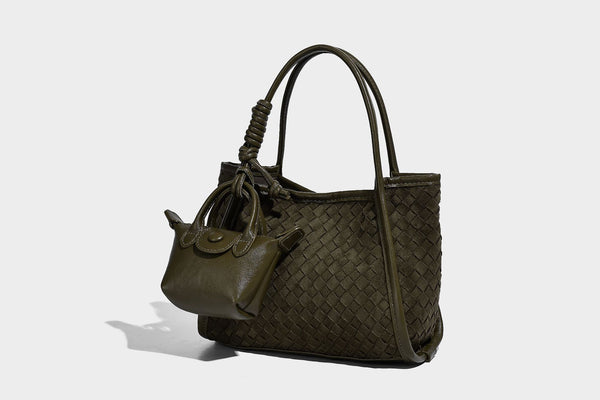 Strukturierte Tote-Bag mit Webstruktur, befestigtem Mini-Täschchen als Anhänger, geknoteten Tragegriffen oben und abnehmbarem Schulterriemen, Detail