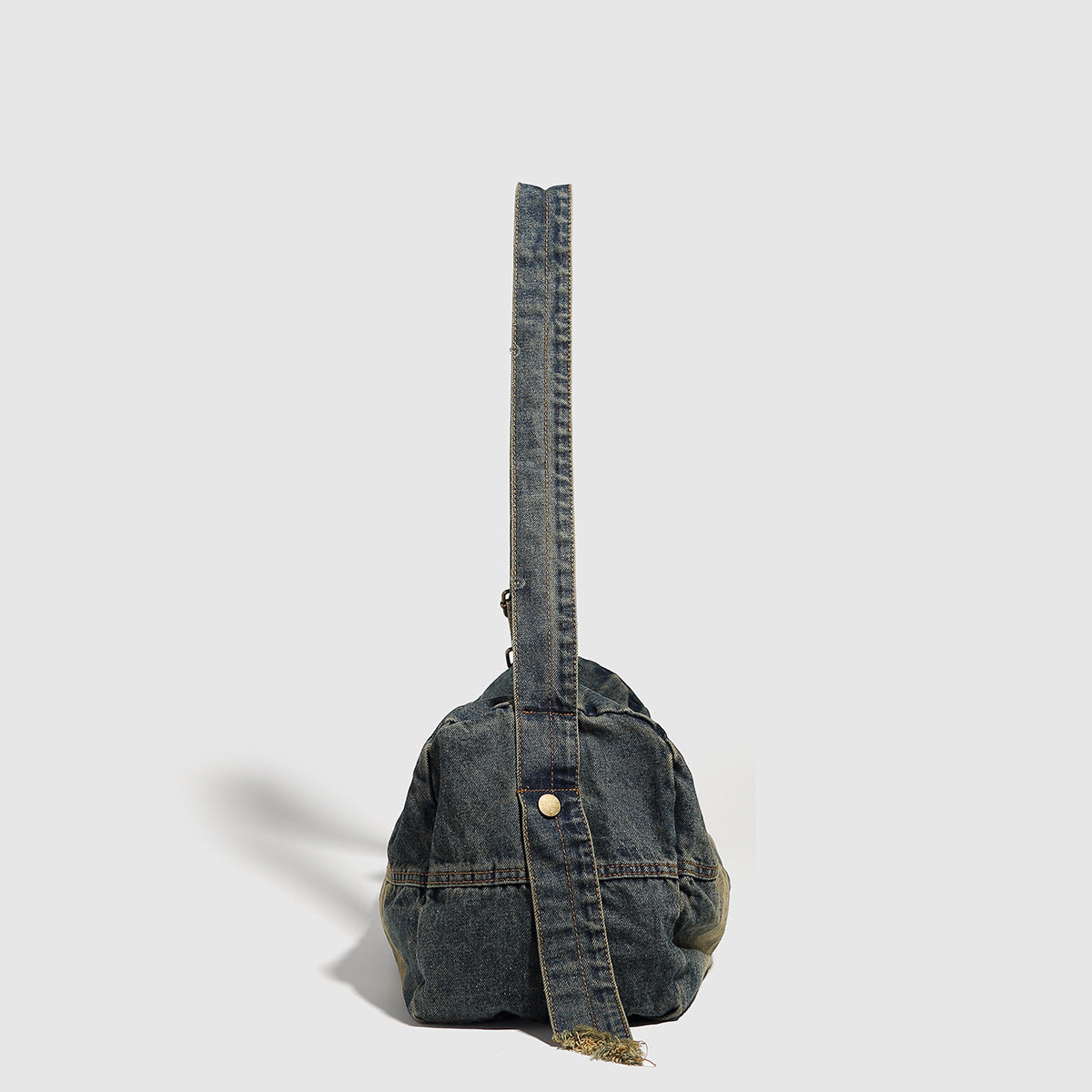 Lässig fallende Schultertasche aus gewaschenem Denim mit verwaschener, Used-Optik, Reißverschluss oben und verstellbarem Riemen in Antik-Messingoptik