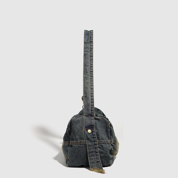 Lässig fallende Schultertasche aus gewaschenem Denim mit verwaschener, Used-Optik, Reißverschluss oben und verstellbarem Riemen in Antik-Messingoptik
