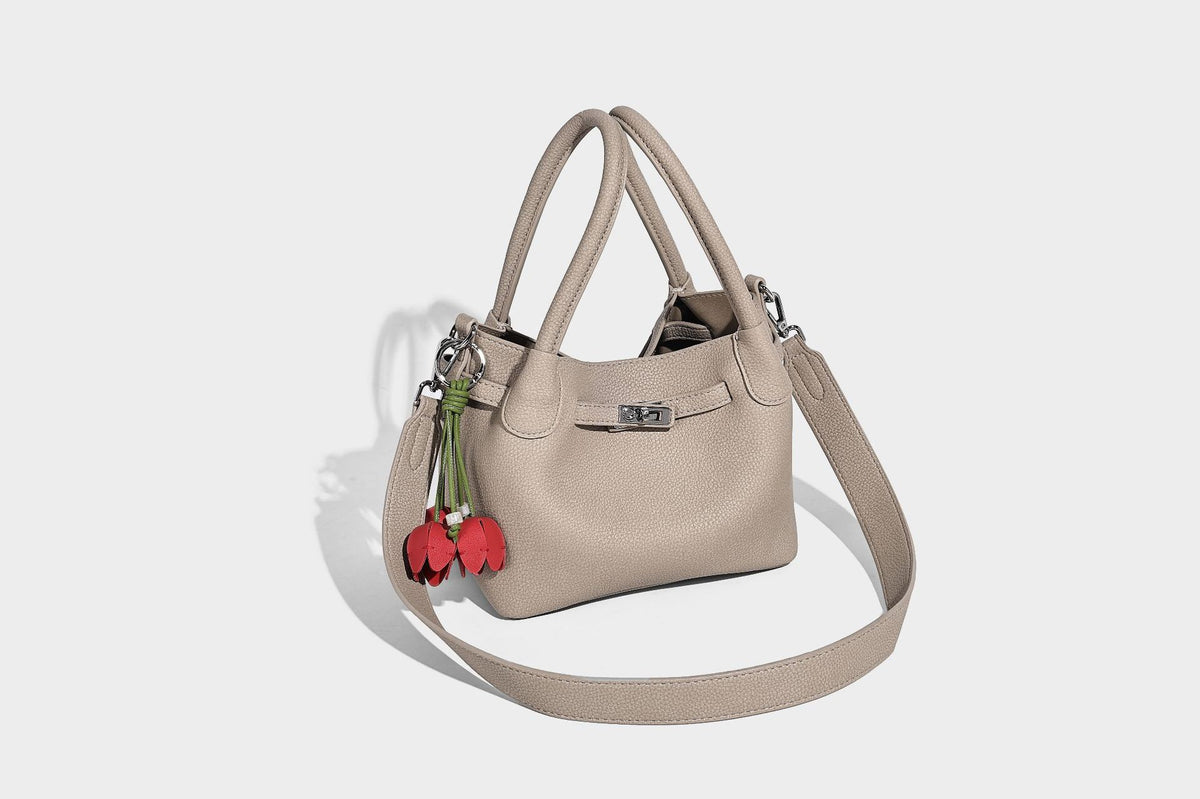 Kleine, strukturierte Tote-Bag mit genarbter Oberfläche, silberfarbenem Drehverschluss, zwei Tragegriffen, abnehmbarem Schulterriemen und