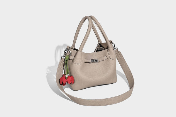 Kleine, strukturierte Tote-Bag mit genarbter Oberfläche, silberfarbenem Drehverschluss, zwei Tragegriffen, abnehmbarem Schulterriemen und