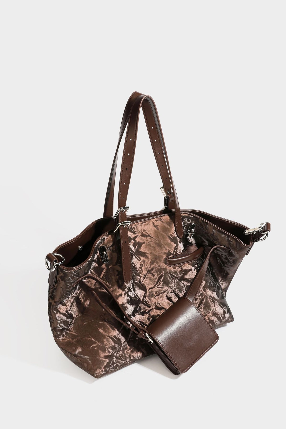Glänzende, geknautschte Metallic-Tote-Bag mit zwei Tragegriffen oben, abnehmbarem Schulterriemen und abnehmbarer Mini-Reißverschlusstasche in Braun