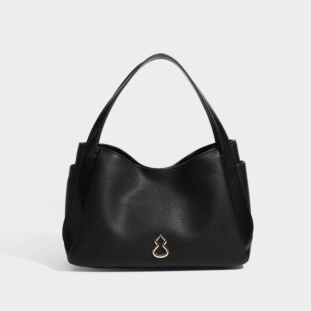 Schwarze Tote-Bag in genarbter Lederoptik mit kürbisförmigen Beschlägen in Goldoptik, zwei Tragegriffen und abnehmbarem Crossbody-Schulterriemen, Detailansicht