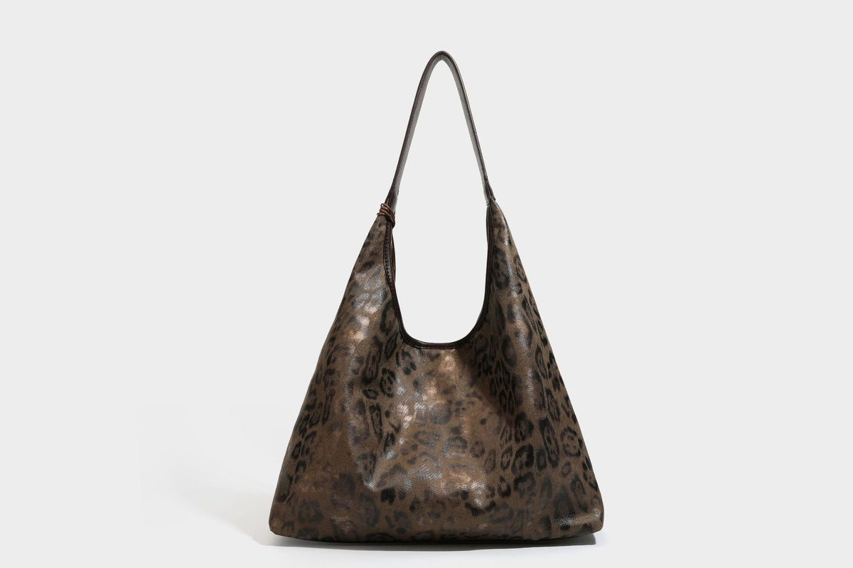 Lässige Hobo-Shopper-Tasche mit Leopardenmuster in Tan und Braun, dunkelbraunem Riemen in Lederoptik und herabhängendem Perlenanhänger an den Beschlägen