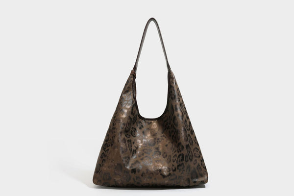 Lässige Hobo-Shopper-Tasche mit Leopardenmuster in Tan und Braun, dunkelbraunem Riemen in Lederoptik und herabhängendem Perlenanhänger an den Beschlägen