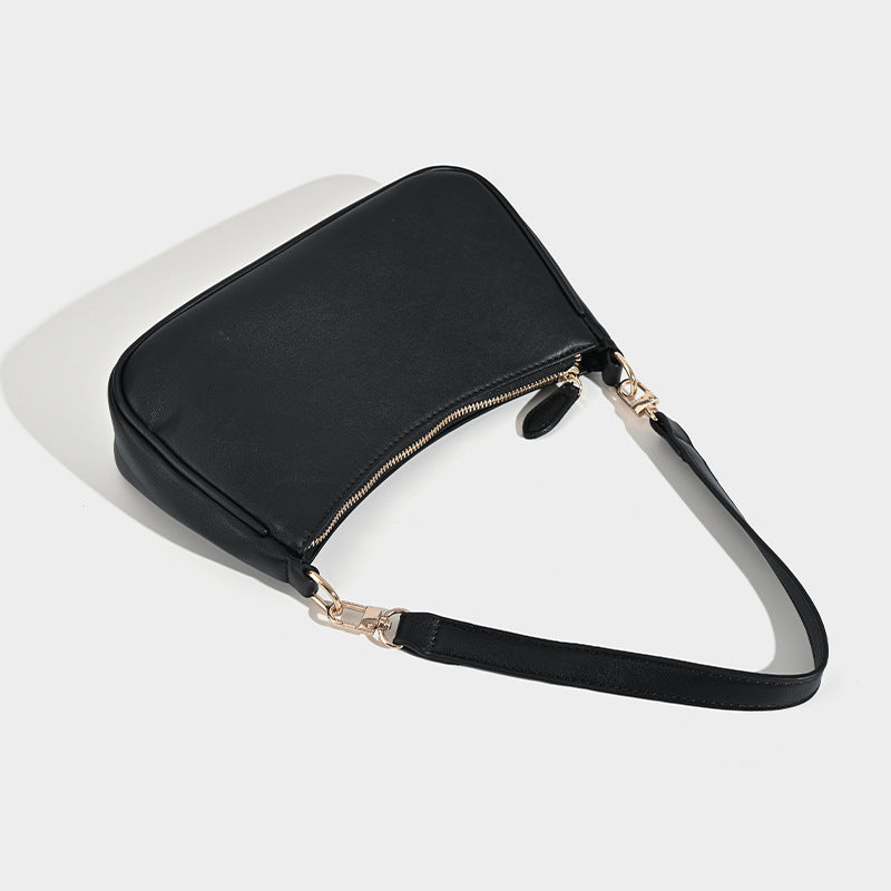 Kompakte Baguette-Schultertasche mit bogenförmiger Silhouette, strukturierter Oberfläche in Lederoptik und goldfarbenen Metalldetails, Detailansicht 3