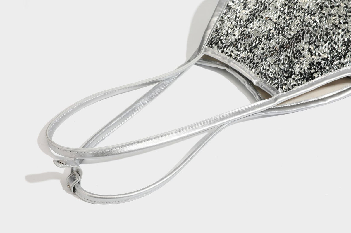 Kleine Pailletten-Schultertasche im Tote-Stil mit langem Metallic-Riemen und trapezförmiger Silhouette, Detailansicht 46