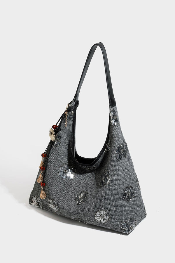 Lässig fallende, trapezförmige Schulter-Tote in Anthrazitgrau mit floralen Paillettenmotiven in Silber, Riemen in Lederoptik und herabhängendem Perlenbesatz