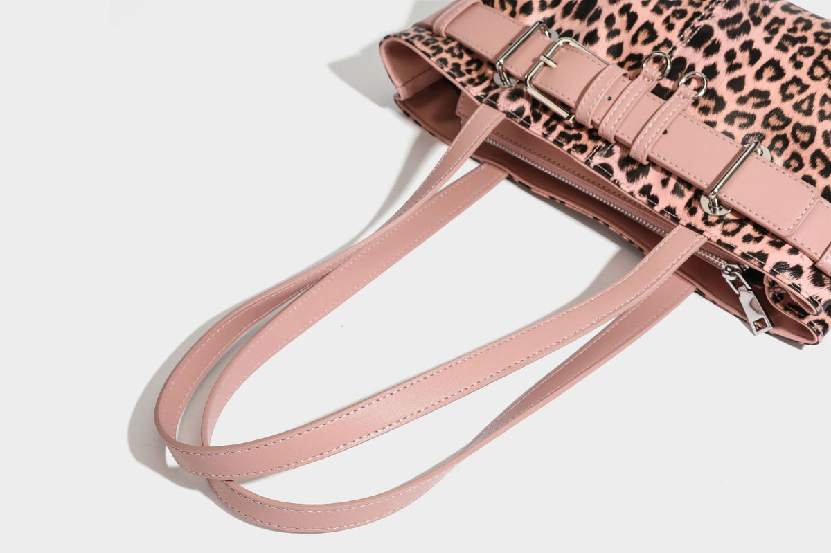 Strukturierte Schultertasche mit Leopardenmuster, Wickeldetail mit Gürtelschnalle, langen Doppelriemen und silberfarbenen Beschlägen, Detailansicht