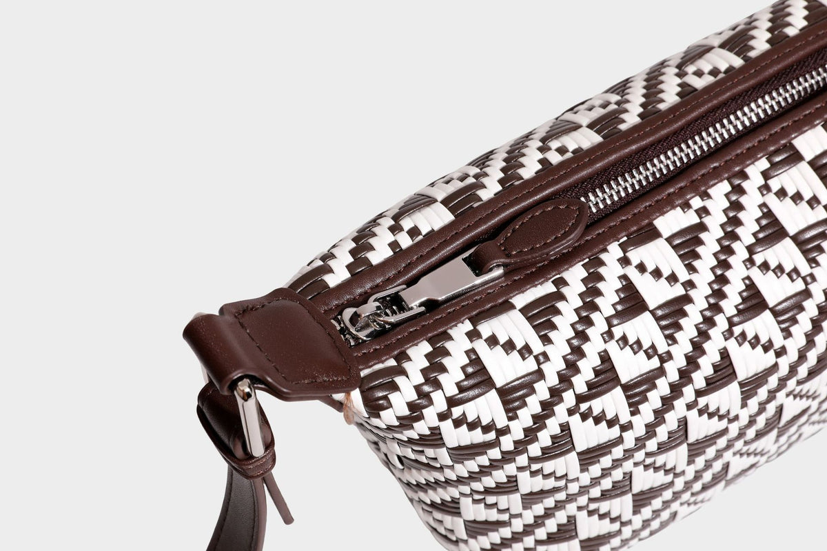 Kleine schwarz-weiße Schultertasche mit gewebtem geometrischem Muster, glatter dunkelbrauner Besatz aus Lederoptik, geknotetem verstellbarem Riemen und seitlichem