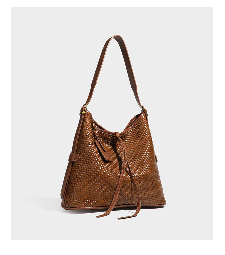 Lässig gewebte Schultertasche in Lederoptik mit Bindebandverschluss, goldfarbenen Metalldetails und einem Schulterriemen, Detailansicht 23