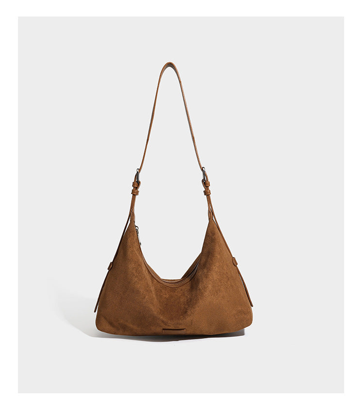 Lässige Hobo-Schultertasche mit matter brauner Wildlederoptik, dunklen glatten Besätzen, Reißverschluss oben und langem, verstellbarem