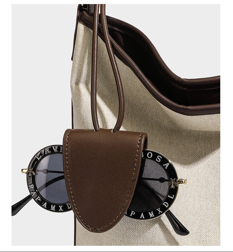 Cremefarbene Canvas-Schultertasche im Beuteltaschen-Stil mit dunkelbraunen Details in Lederoptik, geknotetem Riemen und befestigtem Mini-Etui, Detailansicht 18