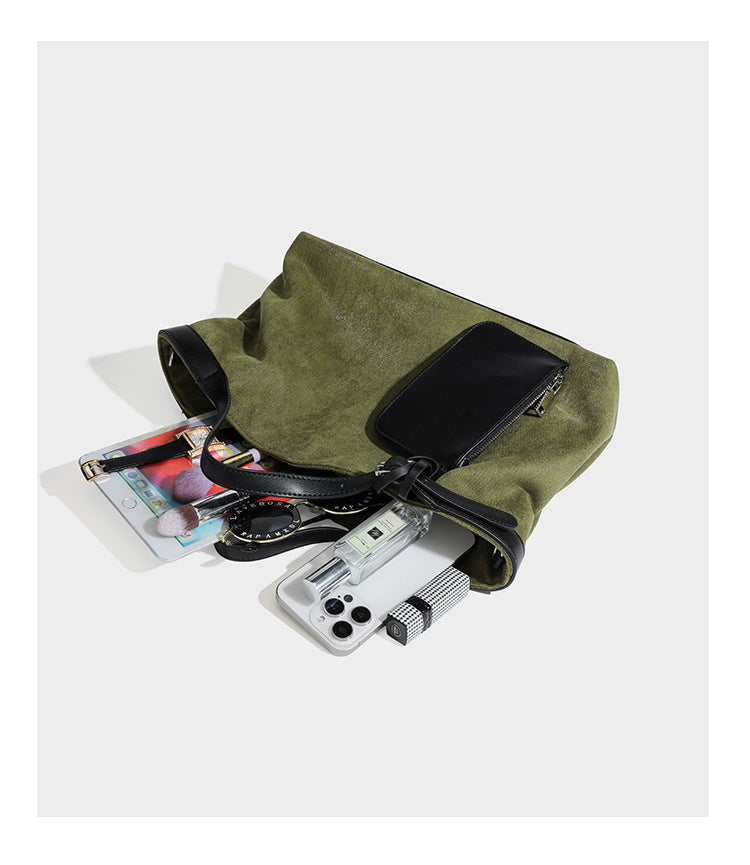Lässig weich fallende olivgrüne Tote-Bag in Canvas-Optik mit Henkeln aus schwarzer Lederoptik, abnehmbarem Reißverschlusstäschchen und Beschlägen in Silberoptik