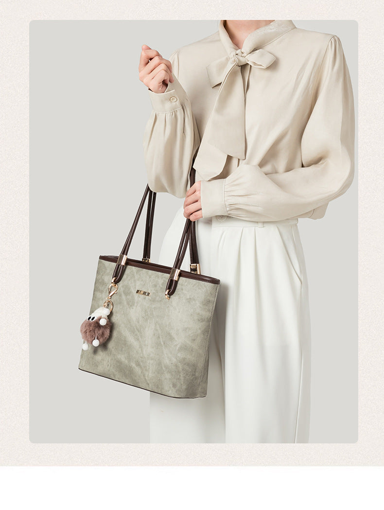 Große strukturierte Vintage-Shopper-Tasche in Salbeigrün mit Besatz in kaffeebrauner Lederoptik, Beschlägen in Goldoptik und abnehmbarem Plüsch